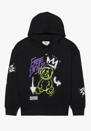 Sweat à capuche noir avec un motif d'ours en peluche vert fluo, texte violet "Free Style", couronne blanche, flèches et design code-barres sur le devant et les manches.