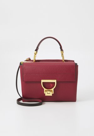 Burgundi värvi nahast käekott, millel on struktureeritud disain, ülalt haaratav käepide, eemaldatav õlarihm ja kuldse tooni riistvara, millel on iseloomulik luku.