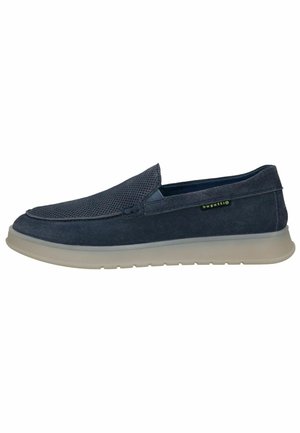 Zapato mocasín de ante azul marino con parte superior texturizada, suela gris claro y pequeña etiqueta con el logo de Bugatti en verde y negro en el lateral.