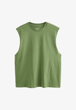 Bez rękawów oliwkowo-zielony top z okrągłym dekoltem i szerokimi otworami na ramiona, zaprojektowany na luźne dopasowanie, pokazany na białym tle.