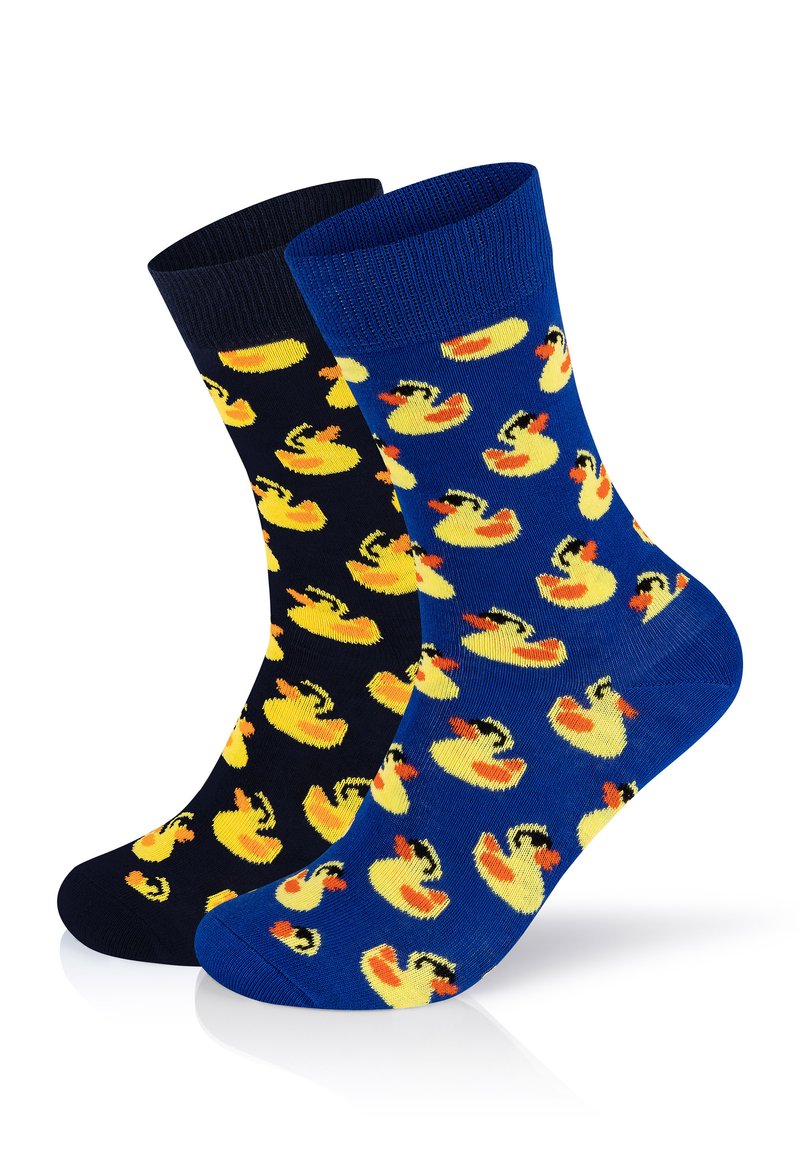 Sokker i bomuldsblanding, en i marineblå og en i blå, med gentagne mønstre af gule gummidyr med sorte detaljer og røde næb.