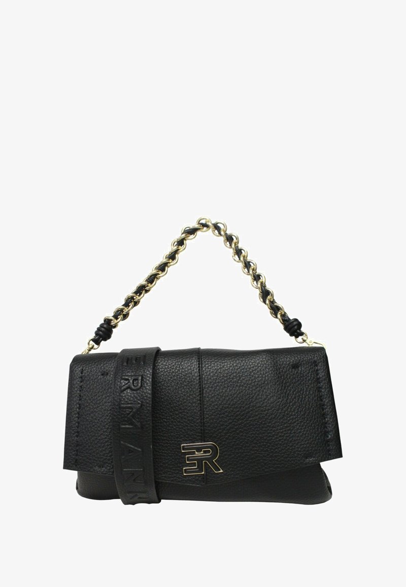 Borsa a mano in pelle nera con finitura testurizzata, caratterizzata da una tracolla a catena dorata e dettaglio del logo in rilievo sulla tracolla. Forma rettangolare compatta.