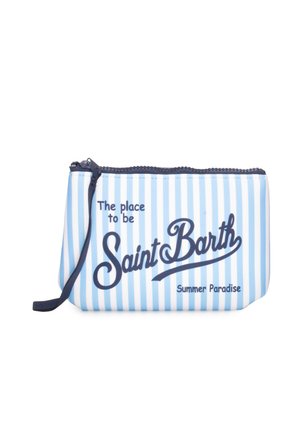 Piccola pochette con cerniera a righe verticali azzurro chiaro e bianco, testo blu navy con la scritta "The place to be Saint Barth Summer Paradise" e cinturino da polso scuro.