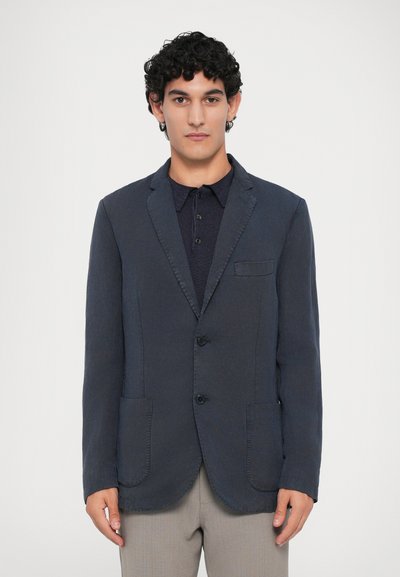 Marineblazer met twee voorzakken, sluiting met één knoop en notch-lapels. Gestructureerde stof met subtiele stikdetails.