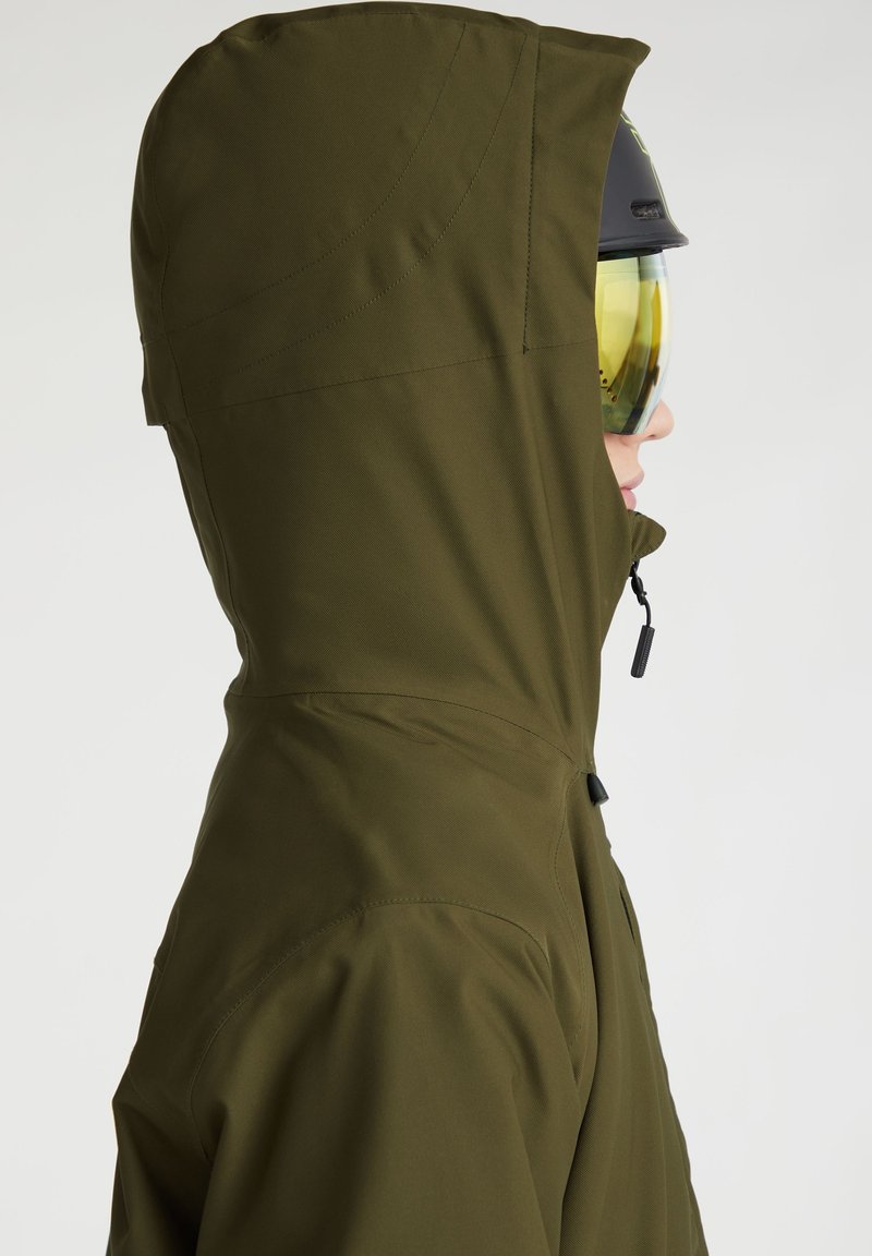 Olivgrüne wetterfeste Jacke mit hohem Kragen und angepasster Kapuze, ausgestattet mit einem Reißverschluss vorne, verstellbaren Bündchen und schlankem Design.
