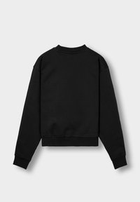 Svart langermet crewneck genser vist bakfra mot en enkel lys bakgrunn.