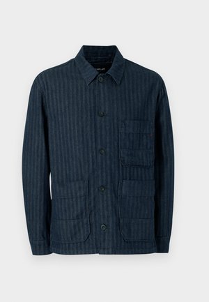 Temno modra jakna z dolgimi rokavi in gumbi, z navpičnimi črtami, tremi sprednjimi žepi in klasičnim ovratnikom na enobarvni podlagi.