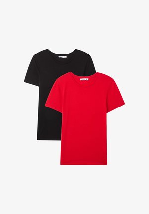 Dwie koszulki z krótkim rękawem: jedna w jednolitym czarnym kolorze, a druga w jednolitym czerwonym. Obie mają okrągłe dekolty i są wykonane z gładkiej bawełny.