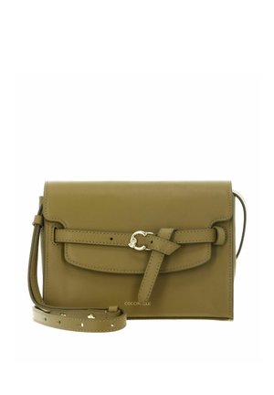 Sac bandoulière en cuir vert olive avec rabat avant, bandoulière réglable et détail boucle dorée.