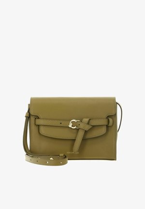 Sac bandoulière en cuir vert olive avec rabat avant, bandoulière réglable et détail boucle dorée.