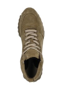 Braune Wildleder-Sneaker mit texturierter Oberfläche, runder Zehenpartie, beigen Schnürsenkeln und Gummisohle. Verfügt über einen teilweisen Kragen und ein gepolstertes Innere.