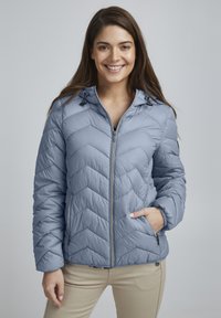 Doudoune légère bleu clair avec un motif en chevrons, une capuche avec des cordons de réglage et des poches avant zippées. Texture douce et brillante.