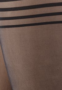 Collant in un tessuto marrone trasparente e testurizzato con tre strisce nere orizzontali in cima. Design elastico e aderente.