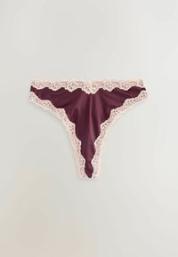 Bordeaux tango met kantafwerking en een gladde satijnen afwerking. Fijne bloemenkantaccenten langs de tailleband en de beenopeningen.