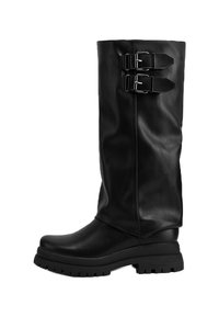 Botas de cuero negro hasta la rodilla con una textura suave, suela gruesa y dos correas con hebillas en la parte superior para un ajuste ajustable.