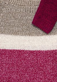 Stickad tröja med horisontella ränder i beige, kräm och mörkröd. Tyget har ett texturerat mönster med ribbad halsringning och ärmar.