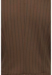 Brun tyg med vertikala svarta pinstripes, slät textur, figurnära design som framhäver konturer, subtila sömmar för formning.