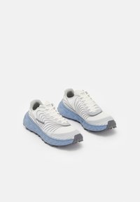 Weiße Laufschuhe mit hellblauen Sohlen, ausgestattet mit einem strukturierten Design, grauen Akzenten und einem gemusterten Obermaterial, Schnürverschluss und strapazierfähiger Außensohle.
