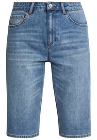 Shorts en denim bleu clair à coupe droite, dotés de cinq poches, d'une fermeture à bouton et de détails décolorés sur le tissu.
