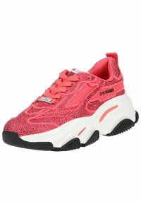 Rosa Sportschuh mit einem strukturierten Mesh-Obermaterial, klobiger weißer Sohle und schwarzem Gummiausgang. Mit passenden Schnürsenkeln und seitlichem Branding.