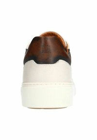 Sneaker met een geprofileerde witte rubberen zool, een gladde beige stoffen bovenkant en een donkerbruine leren hak met een reliëf 'M' logo.