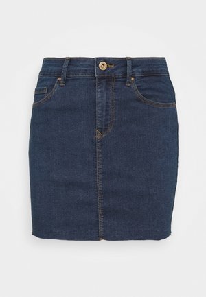 Tmavě modrá džínová mini sukně s předními knoflíky, poutky na opasek, dvěma předními kapsami a viditelným šitím na bílém pozadí.