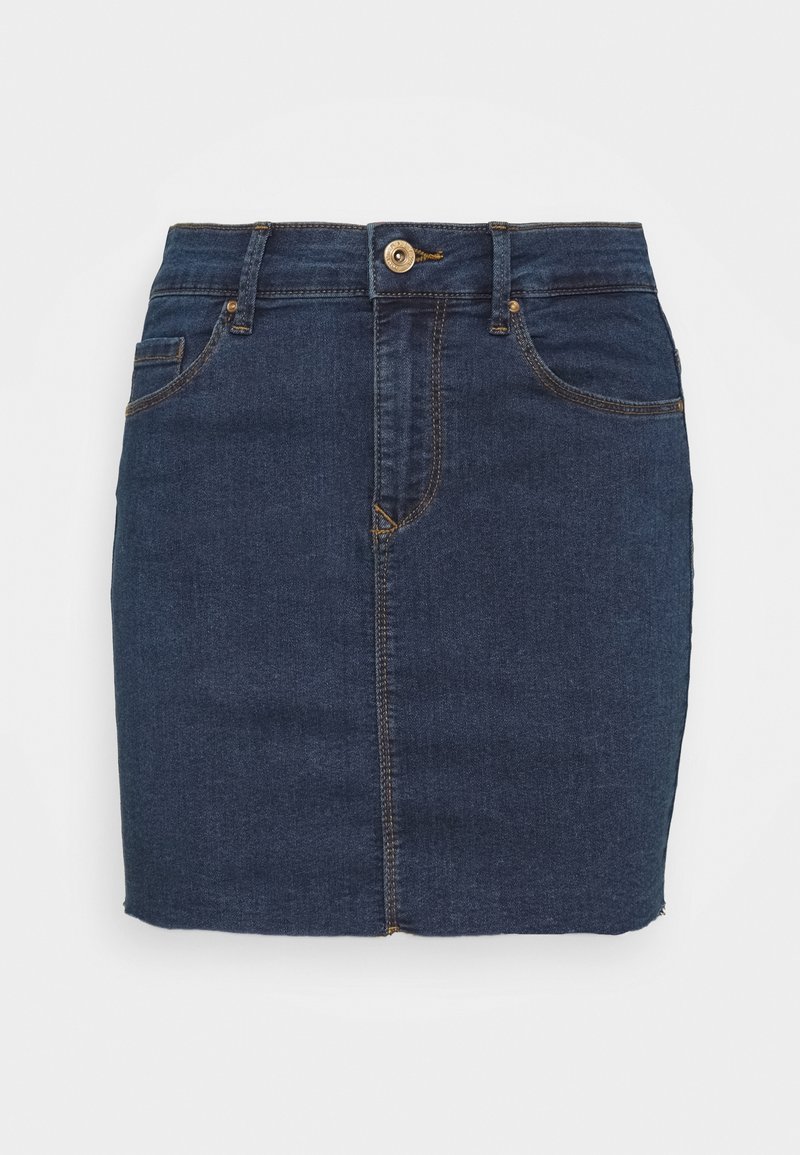 Mini-jupe en denim bleu foncé avec bouton sur le devant, passants de ceinture, deux poches avant et coutures visibles sur fond blanc.