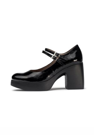 Zapato Mary Jane de charol negro con punta redondeada, tacón grueso de bloque y dobles correas ajustables con una hebilla metálica.