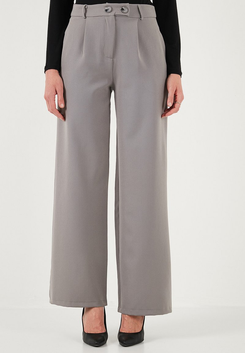 Pantaloni gri cu picioare largi, având talie înaltă și pliseuri frontale, cu două butoane decorative la talie și o textură netedă a materialului.