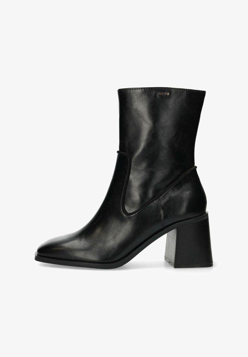 Černá kožená kotníková bota s elegantním designem, špičatou špičkou a silným blokovým podpatkem. Obsahuje zakřivené otvorení a minimální detaily šití.