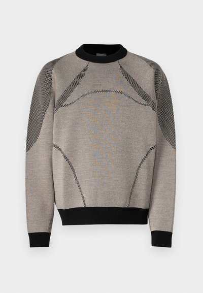 Szürke kötött pulóver fekete részletekkel. Kerek nyakkivágással, bordás mandzsettákkal és mintás díszítéssel a ujjakon és az elején. Puha textúra.