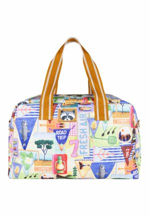 Sac de voyage en tissu coloré et à motifs, agrémenté de diverses illustrations sur le thème du voyage. Poignées rayées jaunes, forme rectangulaire.