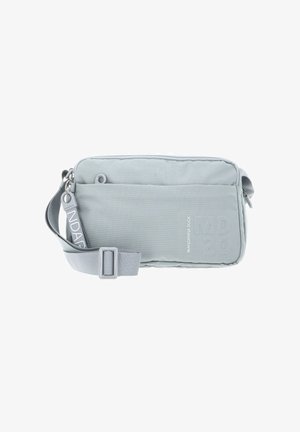Sac de voyage gris en tissu, présentant une forme rectangulaire, une fermeture éclair, une sangle réglable et un logo en relief.
