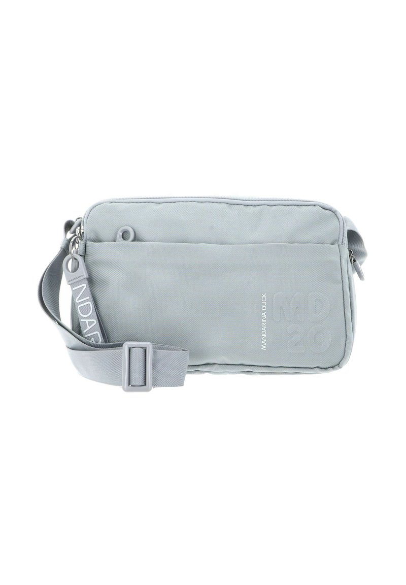 Sac de voyage gris en tissu, présentant une forme rectangulaire, une fermeture éclair, une sangle réglable et un logo en relief.