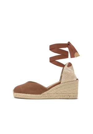 Zeppe espadrillas marroni con suola intrecciata in juta e cinturino da avvolgere alla caviglia.