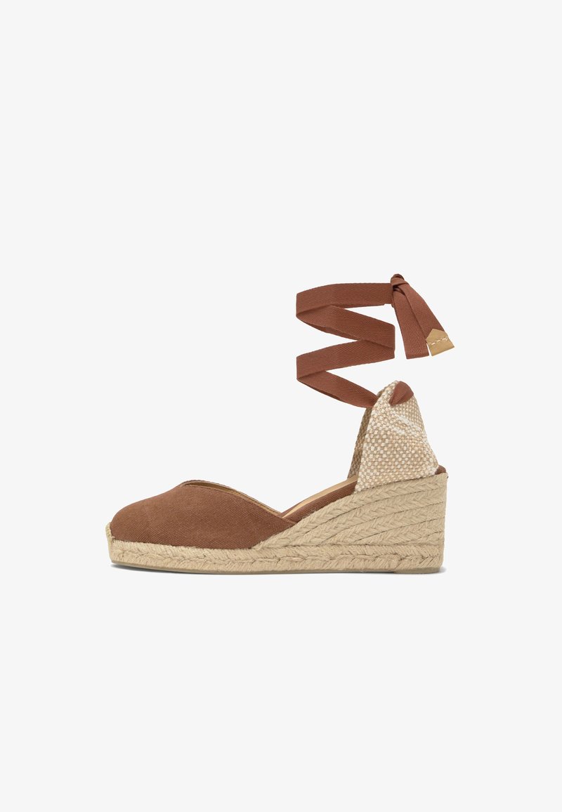 Compensées espadrilles marron avec semelle en jute tissée et bride de cheville à nouer.