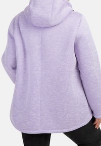 Jasnofioletowa bluza z kapturem o miękkiej fakturze, z dużym kapturem, długimi rękawami i lekko przedłużonym tylnym brzegiem dla dodatkowego zakrycia.
