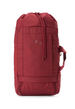 Roter Rucksack mit Kordelzug, Vordertasche, seitlichem Griff und unten liegendem Reißverschlussfach, vor weißem Hintergrund dargestellt.