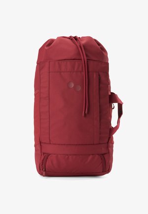 Roter Rucksack mit Kordelzug, Vordertasche, seitlichem Griff und unten liegendem Reißverschlussfach, vor weißem Hintergrund dargestellt.