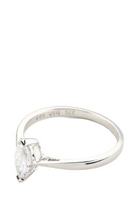 Anillo de plata con una piedra clara en corte marquise, banda elegante y acabado pulido. Las marcas en el interior de la banda indican la pureza del metal.