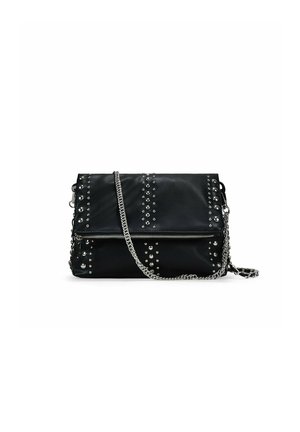 Bolso de mano de cuero negro con tachuelas plateadas y correa de cadena. Presenta un cierre con cremallera y una silueta plana, con un acabado texturizado.