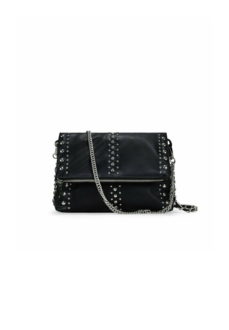Bolso de mano de cuero negro con tachuelas plateadas y correa de cadena. Presenta un cierre con cremallera y una silueta plana, con un acabado texturizado.
