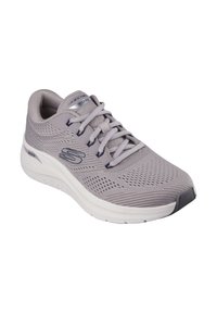 Scarpa sportiva grigia con una tomaia in mesh traspirante, design con lacci, supporto per l'arco plantare e una suola bianca ammortizzata. Presenta un logo sul lato.