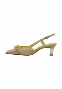 Scarpa slingback beige in suede con punta affusolata, cinturino regolabile e fodera interna verde. Presenta un fiocco decorativo sul davanti.