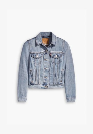 Jaqueta de denim azul-claro com mangas longas, colarinho pontiagudo, dois bolsos no peito e fecho frontal com botões. Apresenta um design cropped e uma textura desbotada.