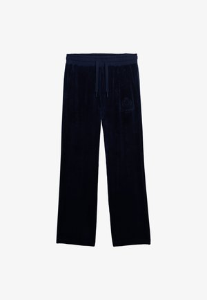 Pantalones de velour azul marino con cordón, bolsillos laterales y un sutil logo bordado en la parte superior del muslo izquierdo.