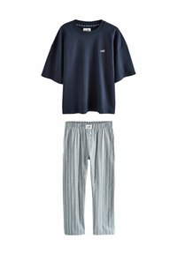 Marineblaues Baumwoll-T-Shirt mit kurzen Ärmeln und kleinem Logo, kombiniert mit grauen gestreiften Schlafanzughosen mit elastischem Bund und Knopfdetail.