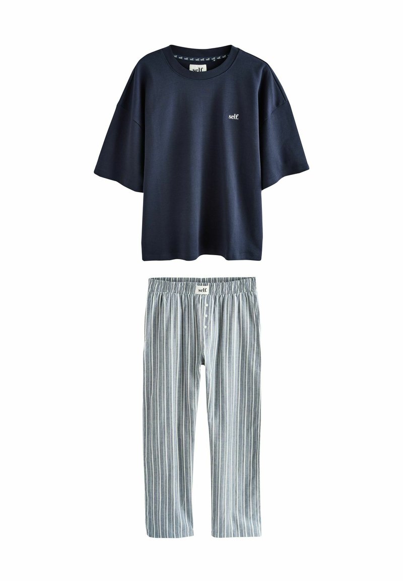Marineblaues Baumwoll-T-Shirt mit kurzen Ärmeln und kleinem Logo, kombiniert mit grauen gestreiften Schlafanzughosen mit elastischem Bund und Knopfdetail.