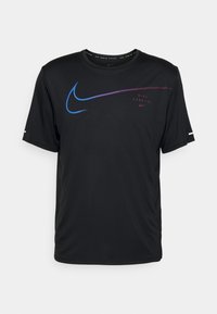 Svart Nike löpartröja gjord av lättviktig tyg, med en blå och lila swoosh-design, och liten röd text "Nike Running" på framsidan.