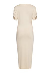 Rochie midi de culoare crem, cu o croială lejeră, textură canelată, mâneci scurte rulată și decolteu rotund. Material neted, design simplu.